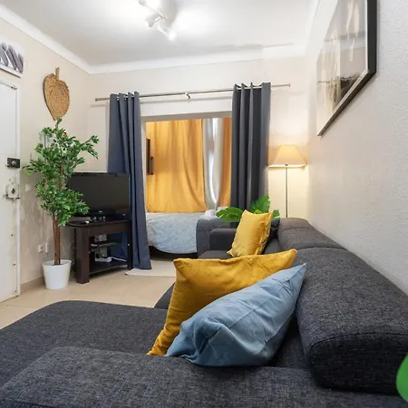 Bright Lovely Flat W/ Balcony アパート ギーア