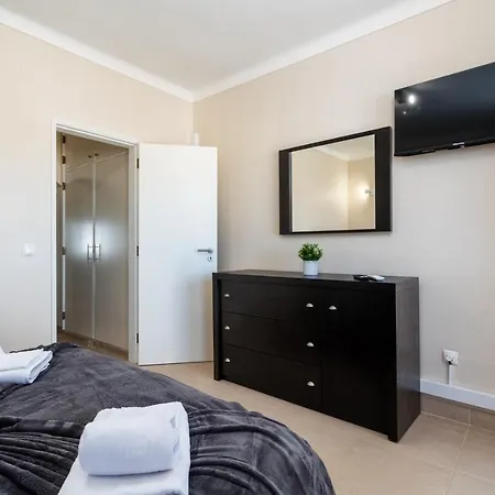 Bright Lovely Flat W/ Balcony