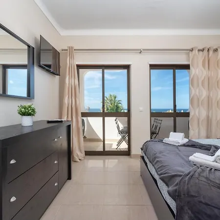 Bright Lovely Flat W/ Balcony *