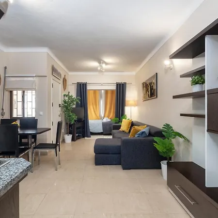 Bright Lovely Flat W/ Balcony * ギーア