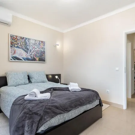 Bright Lovely Flat W/ Balcony
